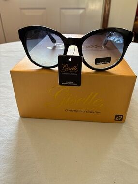 Giselle Women's Black Round Cat-Eye Sunglasses with Gradient Blue Lenses